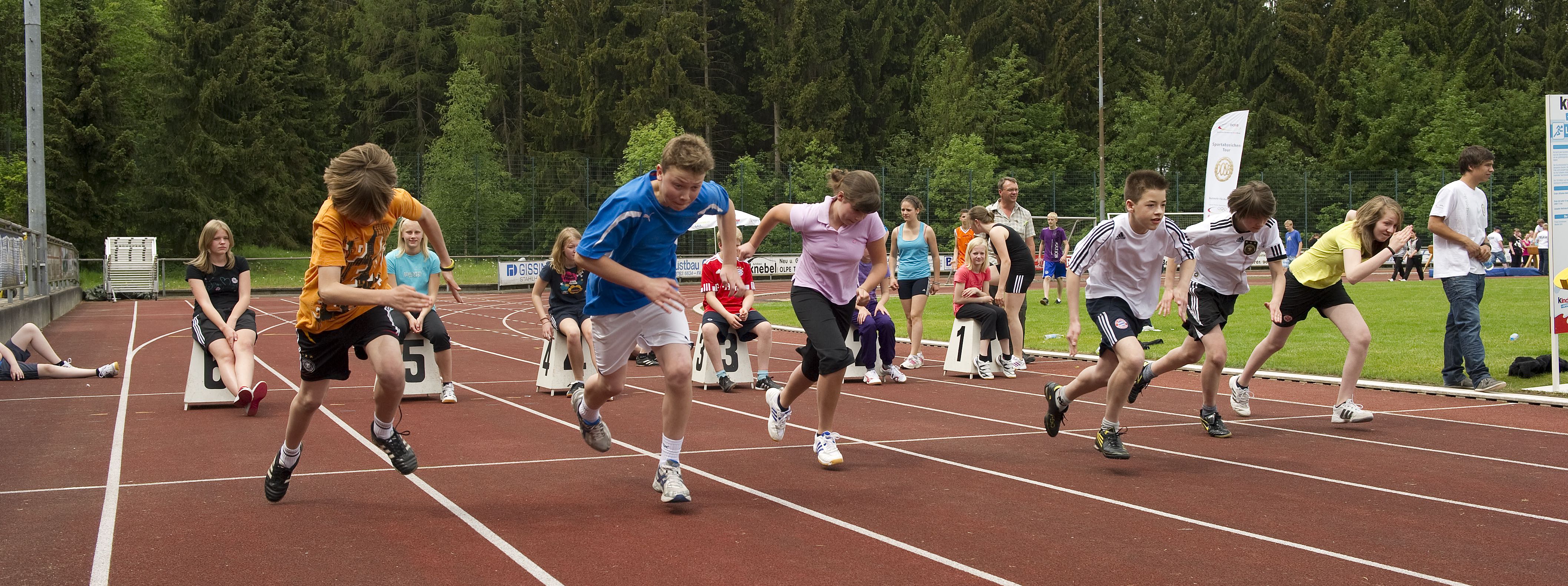 Kinder bei einem Laufwettbewerb