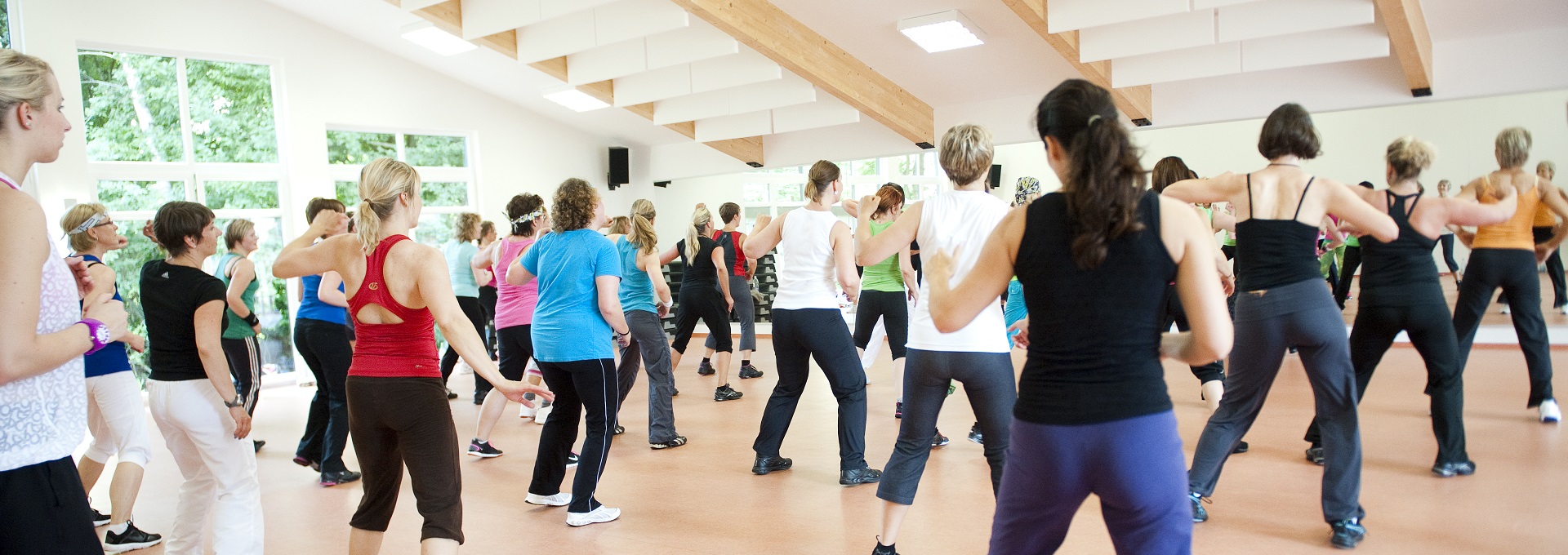 Menschen machen Sport in einem Kursraum