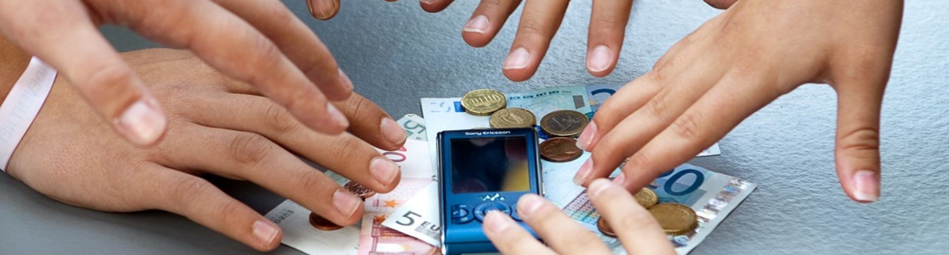 Dekoratives Bild: viele Hände greifen nach Geld