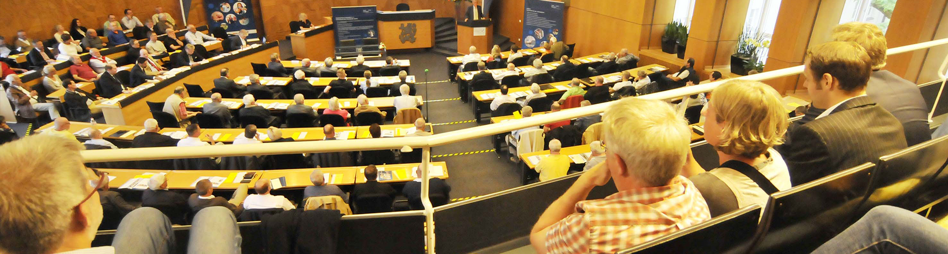 Hörsaal mit vielen Menschen