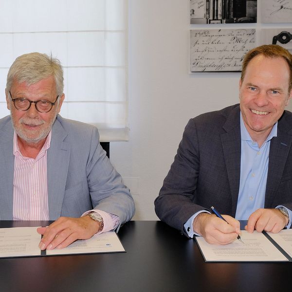 Peter Schwabe und Stephan Keller unterzeichnen Vertrag