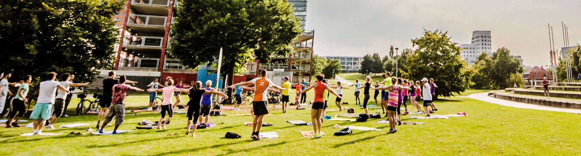 menschen machen sport draussen
