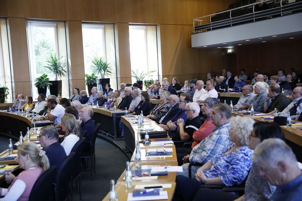Ein voller Plenarsaal 